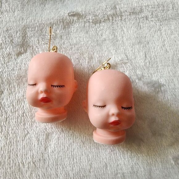 Unbranded Plastic Doll Head Pierced Earrings NWT - Picture 1 of 4